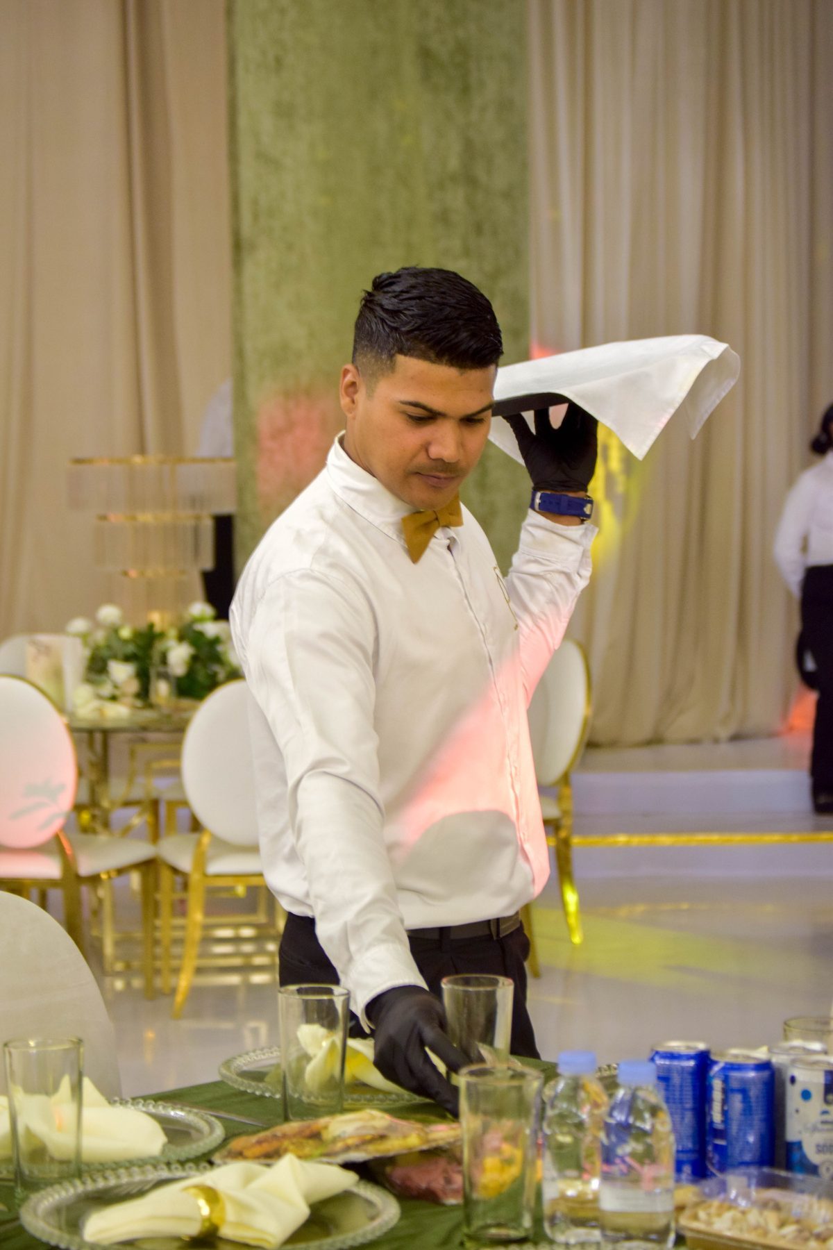 Mesonero de AJ Catering en servicio