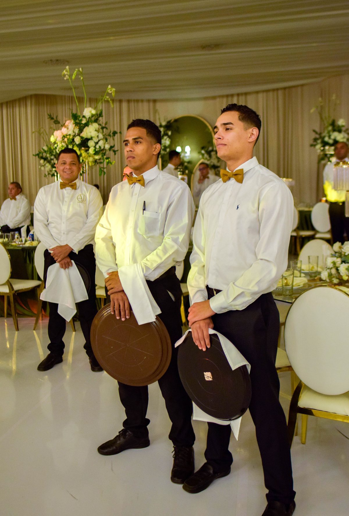 Equipo de mesoneros de AJ Catering